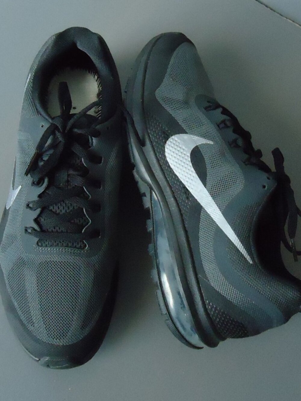 SIZE 10. NIKE Air Max Dynasty 2 Black running sneakers shoes.